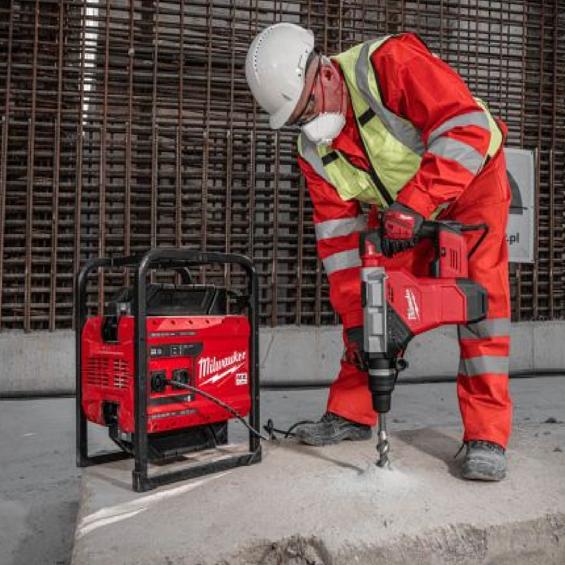 MILWAUKEE MX FUEL 3600W/1800W Portable Power Supply With HD812 Battery Kit 2 X 12.0AH MX-FUEL HD812 With FUEL SUPERCHARGER MXF-5C