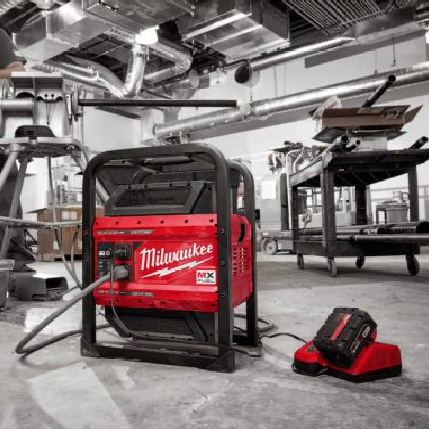 MILWAUKEE MX FUEL 3600W/1800W Portable Power Supply With HD812 Battery Kit 2 X 12.0AH MX-FUEL HD812 With FUEL SUPERCHARGER MXF-5C