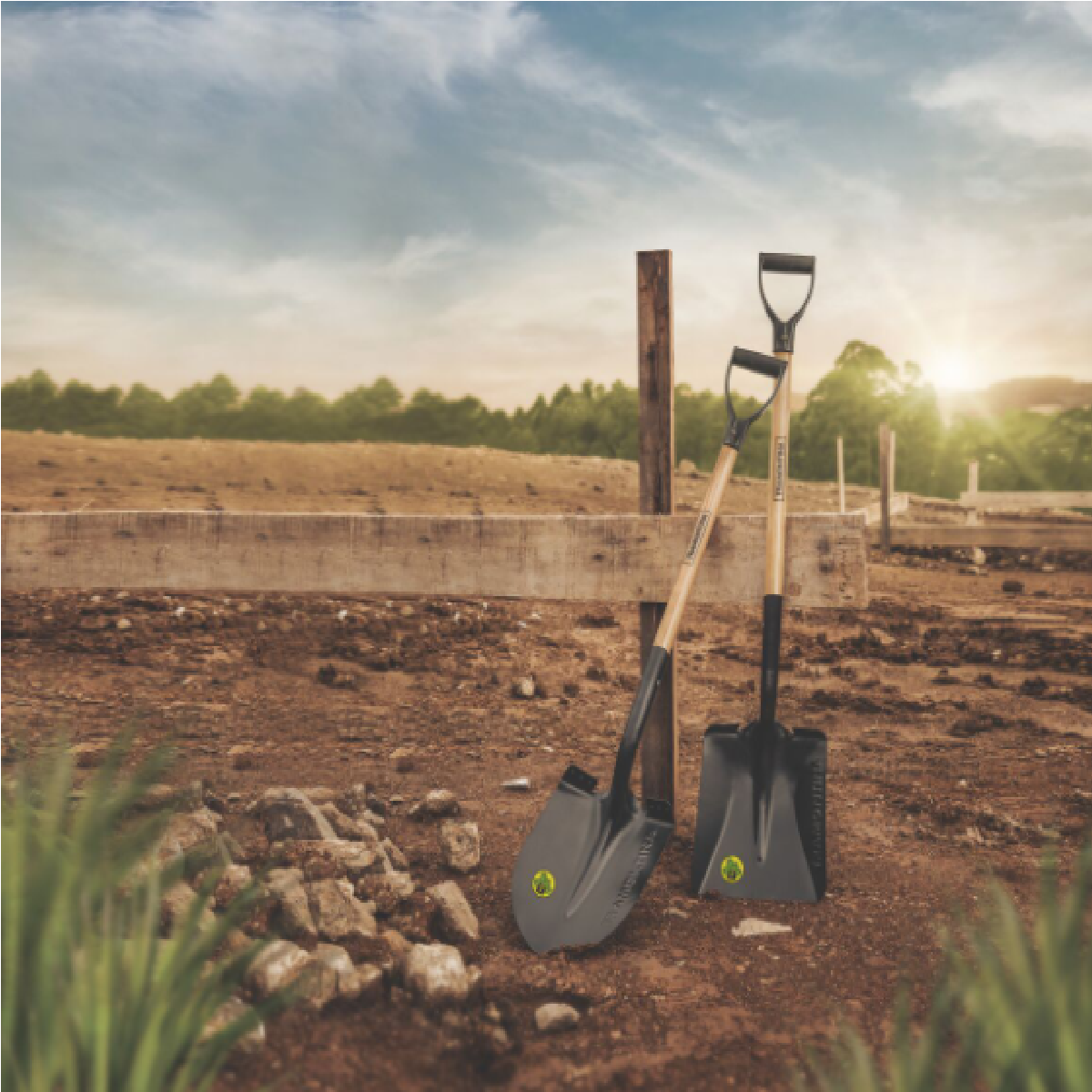 Tramontina Square Mouth Shovel 71CM Wood Handle